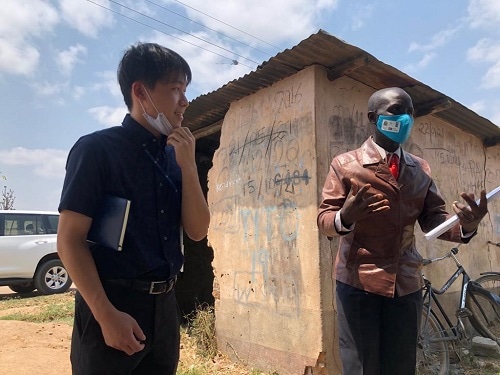 吉田圭佑さん(左)/Photo: UNDP Zambia/ Shupe Makashinyi