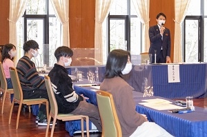齋藤・兵庫県知事に、経済学部の学生が就職などで意見・提言～「学生未来会議」開催