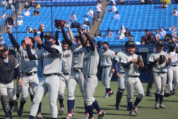 国際武道大学に逆転勝ちし、スタンドの声援にこたえる選手たち