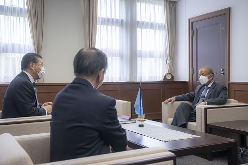 懇談する村上・理事長(左)、村田・学長(中央)、カレ事務次長(右)