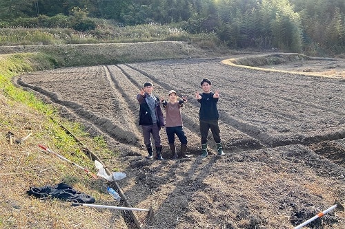 休耕畑の再生に取り組む学生ら