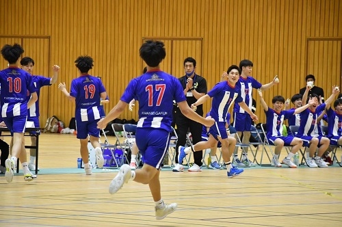 勝利に沸くハンドボール部男子