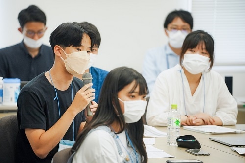 明石塾長に質問をする高校生