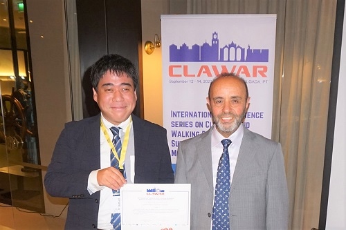 授賞式にて中後教授(左)とCLAWAR ChairであるOsman教授(ロンドンサウスバンク大学)