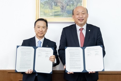 村田学長（左）とキム・ヨン副学長