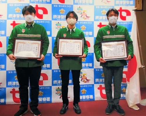 （左から）岡本さん、赤木さん、店長の岩下雄亮さん