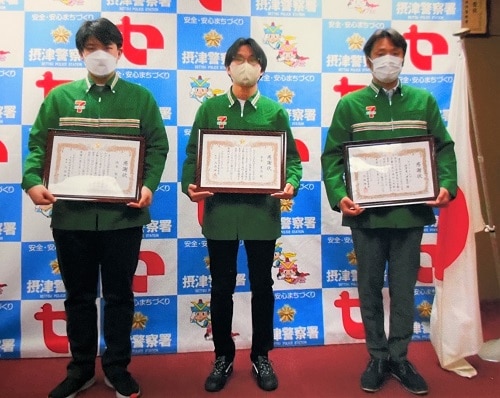 (左から)岡本さん、赤木さん、店長の岩下雄亮さん