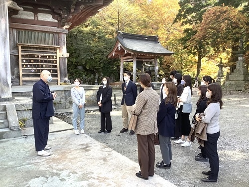 現地調査を行う学生