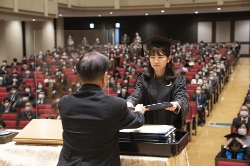 学位記を手にする代表者