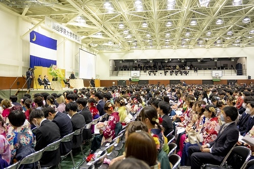 祝辞を述べる中道院長と会場の様子