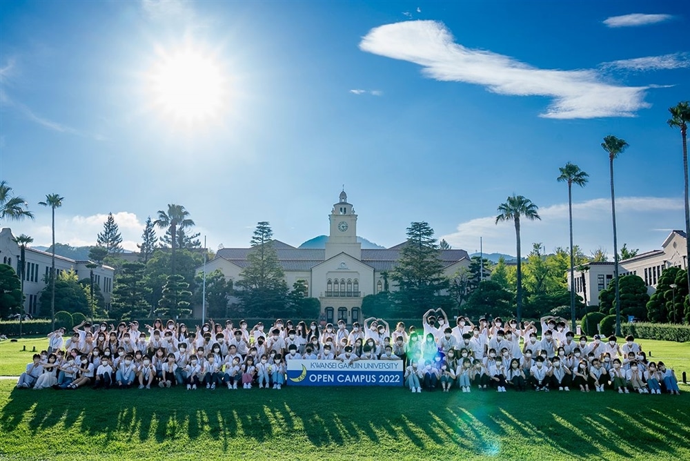 中央芝生に集合したKG  CLUBの学生たち