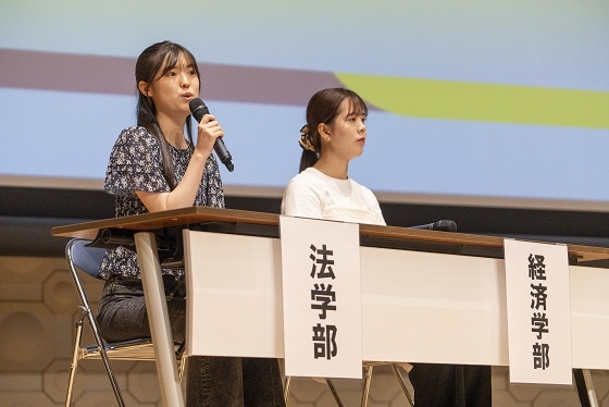 全学部イッキ見企画で話す法学部3年 川之上 玲香さん(写真左)