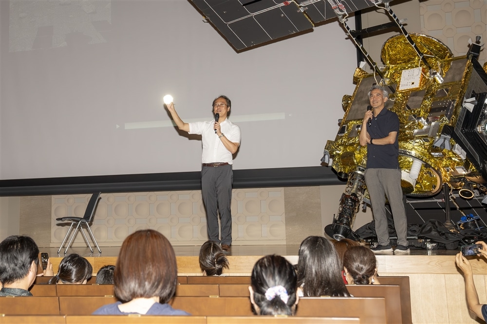 フラッシュによってターゲットマーカが明るく輝く様子を実演する津田氏