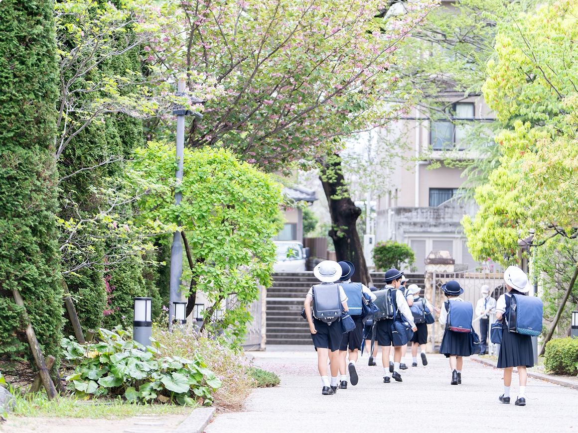 小学生の登校の様子