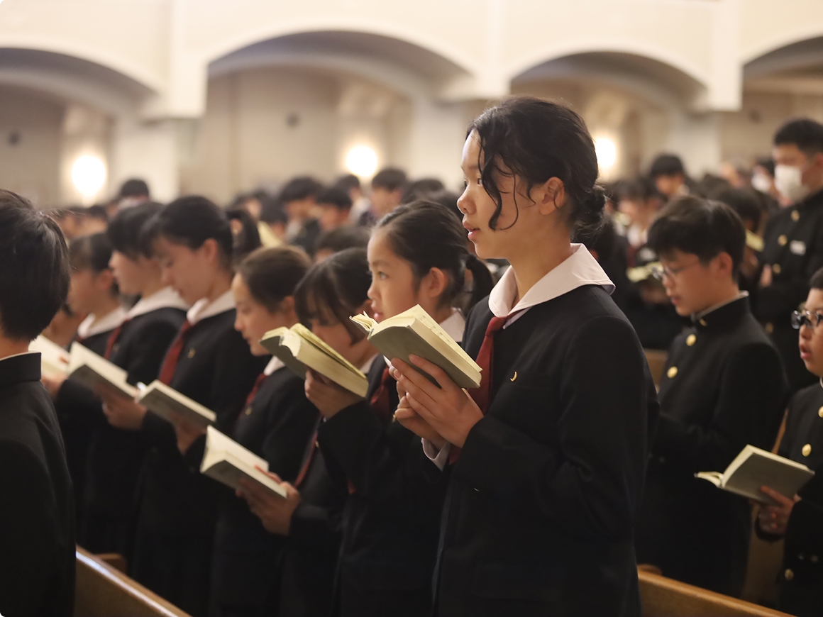 聖歌を歌う学生の様子