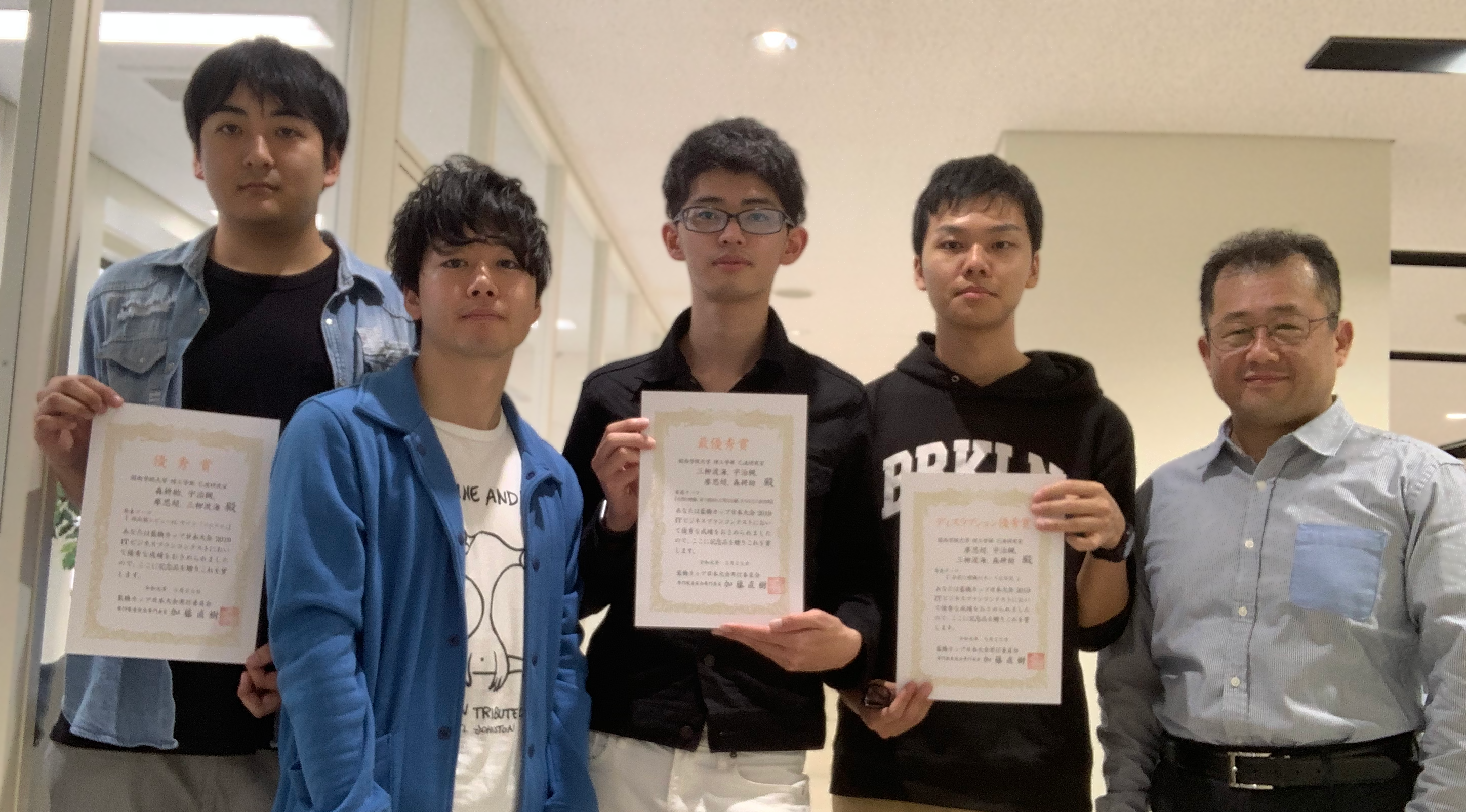 左から森さん、宇治さん、三柳さん、廖さん、巳波教授