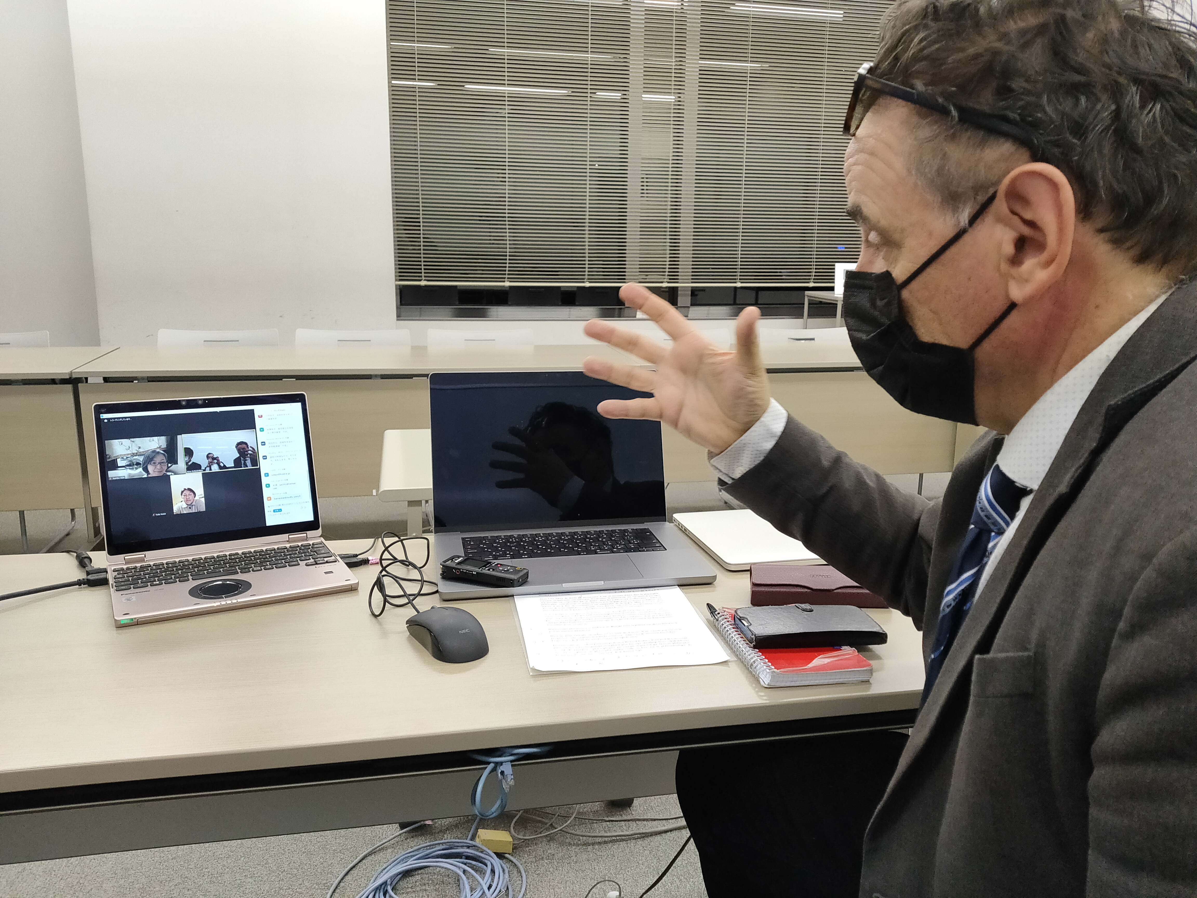参加者の質問に答えるアンドリュー教授/Professor Andrieu answering questions from participants