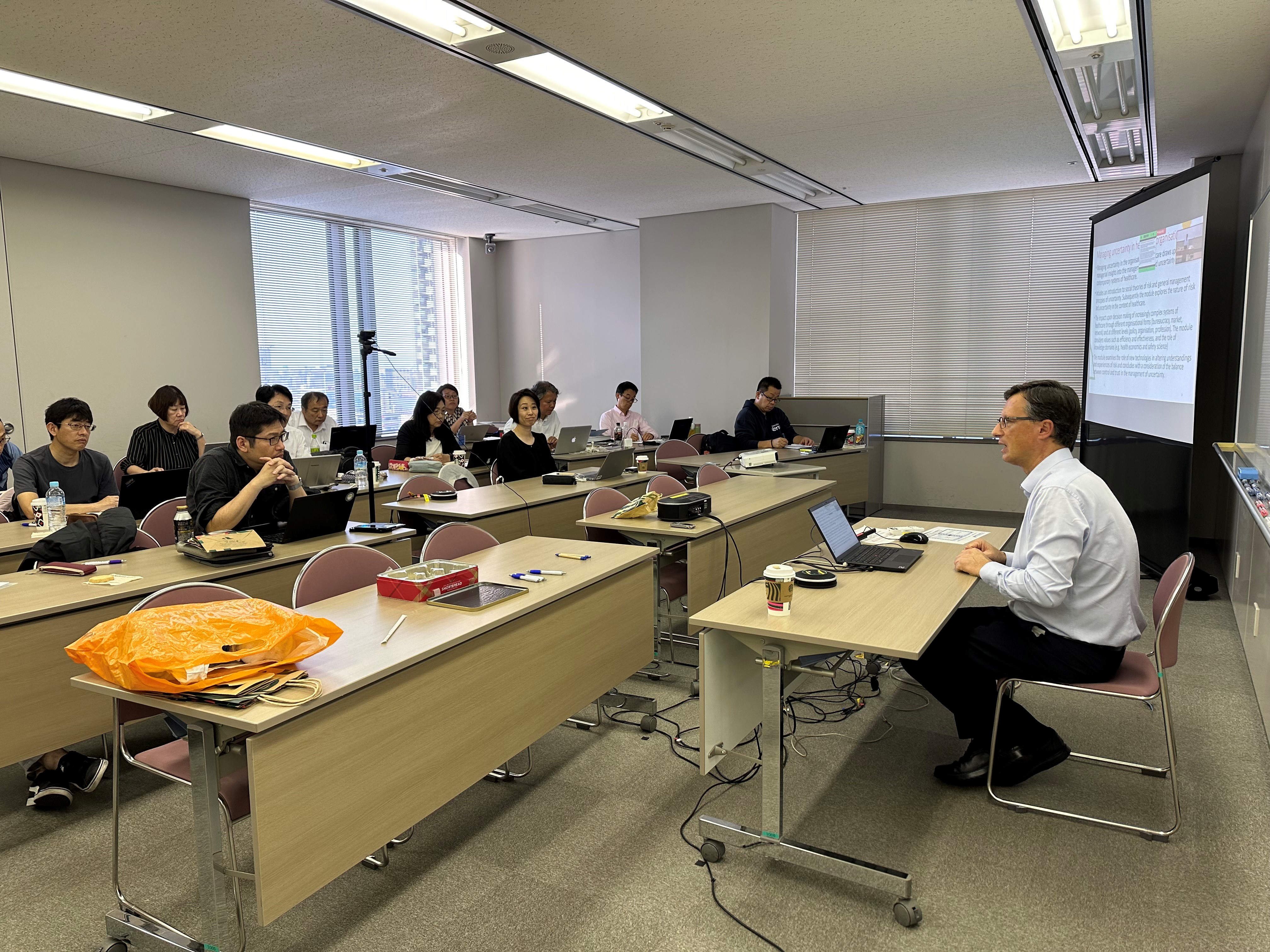 石原研究室のメンバーにレクチャー中の Katsikas 博士