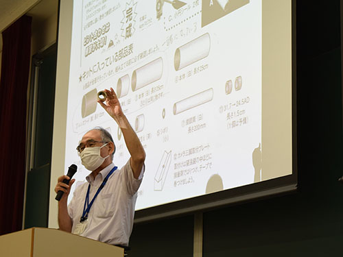 望遠鏡製作の説明している様子
